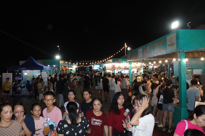 H&agrave;ng ng&agrave;n người tham gia lễ hội ẩm thực Đ&agrave; Nẵng Food 2026 đầu ti&ecirc;n tại miền Nam - Ảnh 5.