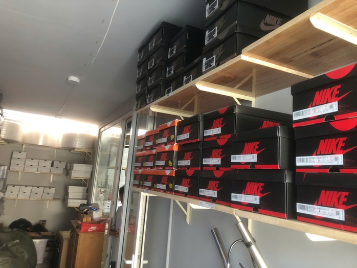 C&ocirc;ng an TPHCM khởi tố chủ chuỗi cửa h&agrave;ng sneaker nổi tiếng - Ảnh 4.