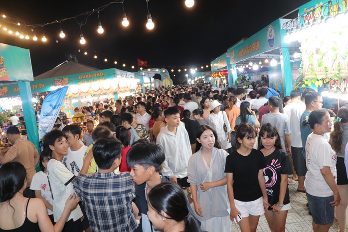 H&agrave;ng ng&agrave;n người tham gia lễ hội ẩm thực Đ&agrave; Nẵng Food 2026 đầu ti&ecirc;n tại miền Nam - Ảnh 7.