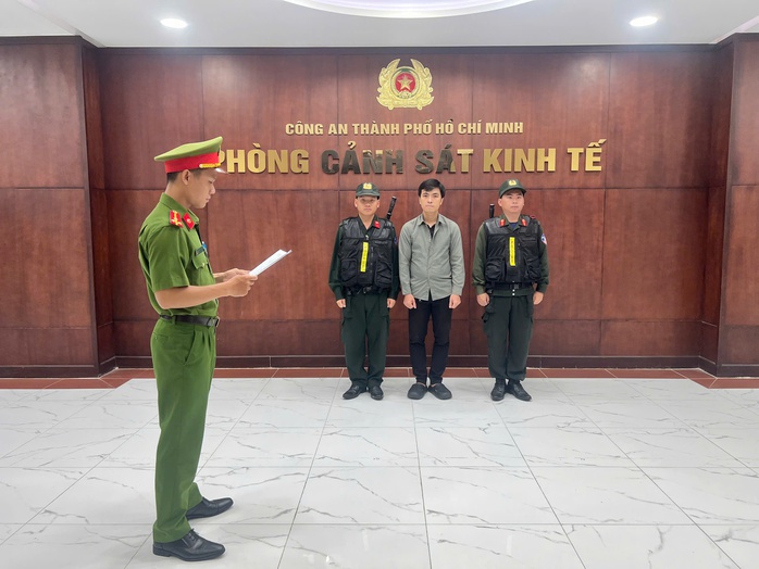 C&ocirc;ng an TPHCM khởi tố chủ chuỗi cửa h&agrave;ng sneaker nổi tiếng - Ảnh 1.
