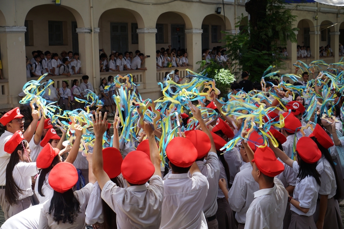 Ngày ra trường, học sinh Lê Hồng Phong cùng nhau “tỏa” sáng - Ảnh 6.