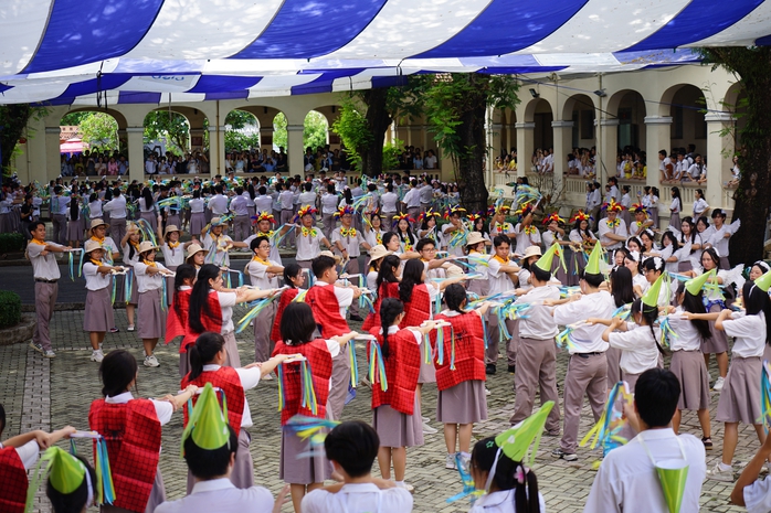 Ngày ra trường, học sinh Lê Hồng Phong cùng nhau “tỏa” sáng - Ảnh 1.
