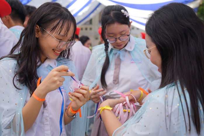 Ngày ra trường, học sinh Lê Hồng Phong cùng nhau “tỏa” sáng - Ảnh 5.