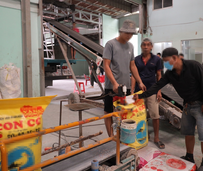 Triệt phá đường dây sản xuất phân bón giả quy mô lớn ở Tây Ninh - Ảnh 1. Triệt phá đường dây sản xuất phân bón giả quy mô lớn ở Tây Ninh - Ảnh 1.