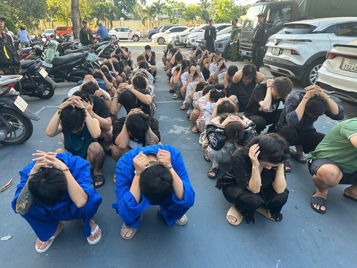 CLIP: Trinh s&aacute;t C&ocirc;ng an TPHCM d&iacute; đường d&acirc;y ma tu&yacute; như phim h&agrave;nh động - Ảnh 4.