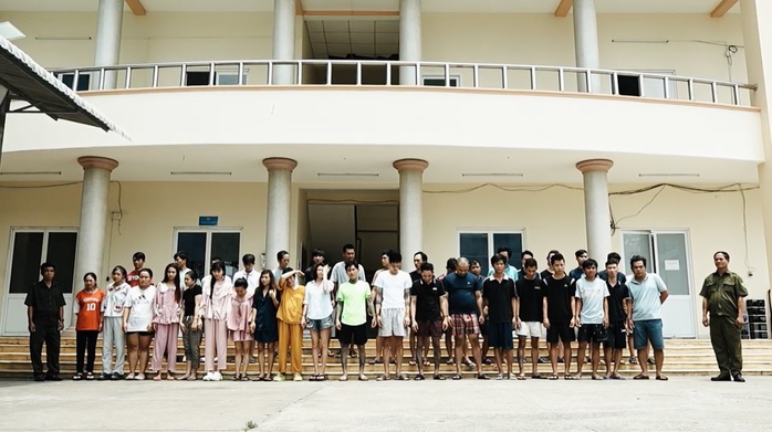 C&ocirc;ng an TPHCM bắt ca sĩ - Ảnh 1.