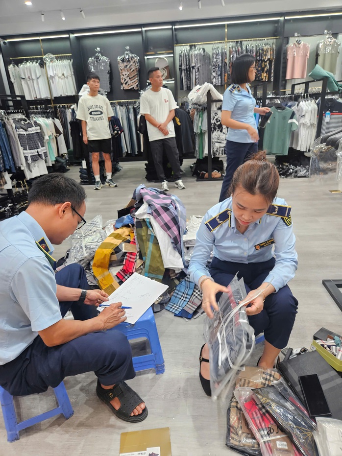 Ph&aacute;t hiện gần 2 . 000 Sản phẩm thời trang nghi h&agrave;ng hiệu giả tại H&agrave; Nội - Ảnh 1.