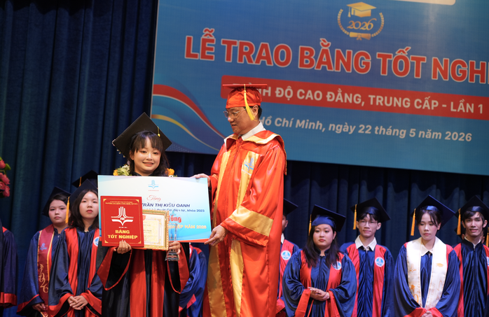 Thủ khoa ngành đạt điểm rèn luyện tuyệt đối - Ảnh 1.