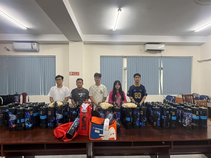 Công an TPHCM bắt 5 người trong vụ Buôn bán khí cười N2O trái phép - Ảnh 2. Công an TPHCM bắt 5 người trong vụ Buôn bán khí cười N2O trái phép - Ảnh 2.