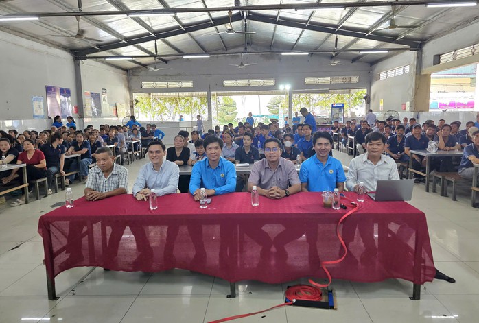 Chăm lo ý nghĩa cho công nhân và con lao động khó khăn - Ảnh 1.