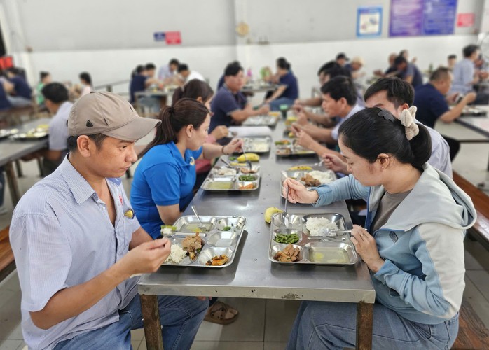 Chăm lo ý nghĩa cho công nhân và con lao động khó khăn - Ảnh 5.