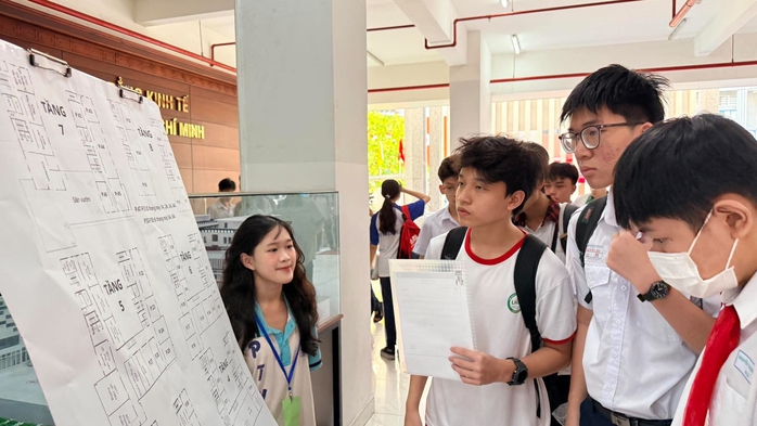 Sáng nay, hơn 4.700 thí sinh thi lớp 10 Trường Phổ thông Năng khiếu TPHCM - Ảnh 2.