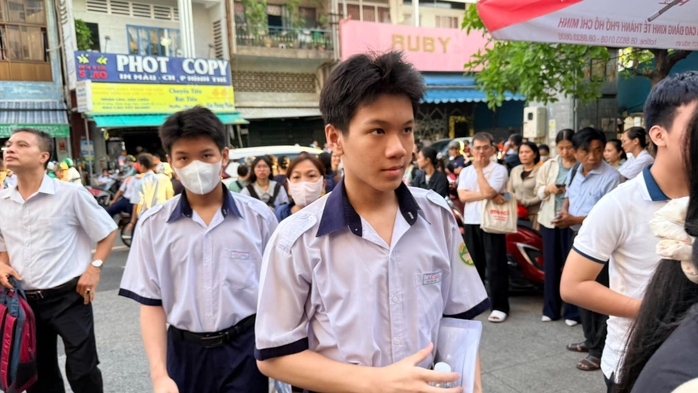 Sáng nay, hơn 4.700 thí sinh thi lớp 10 Trường Phổ thông Năng khiếu TPHCM - Ảnh 3.