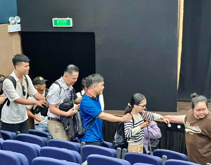Ngọc Duy&ecirc;n, Bảo Ch&acirc;u, C&ocirc;ng Hiển x&uacute;c động tham gia dự &aacute;n "H&agrave;o quang trong b&oacute;ng tối" - Ảnh 2.