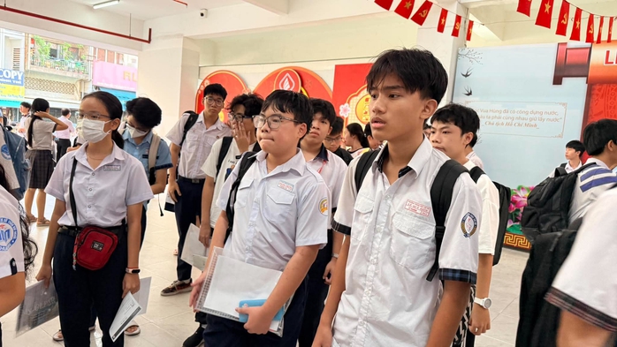 Sáng nay, hơn 4.700 thí sinh thi lớp 10 Trường Phổ thông Năng khiếu TPHCM - Ảnh 4.