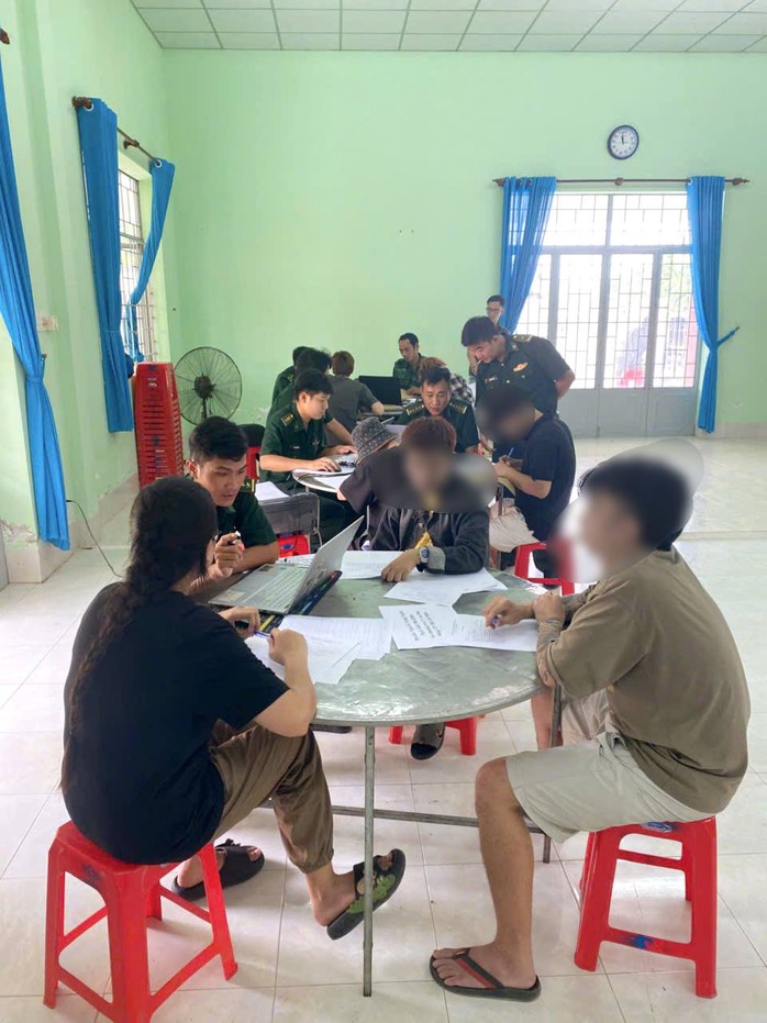 Công an TPHCM tiếp nhận 7 công dân bị trục xuất: Cảnh giác trước lừa đảo xuất cảnh 2026 - Ảnh 1. Công an TPHCM tiếp nhận 7 công dân bị trục xuất: Cảnh giác trước lừa đảo xuất cảnh 2026 - Ảnh 1.