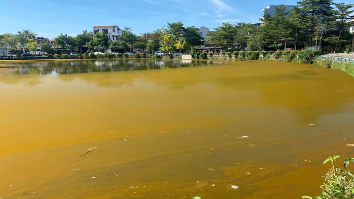Hồ Trái Tim Huế xuất hiện màu nâu vàng gây lo ngại ô nhiễm môi trường - Ảnh 1. Hồ Trái Tim Huế xuất hiện màu nâu vàng gây lo ngại ô nhiễm môi trường - Ảnh 1.