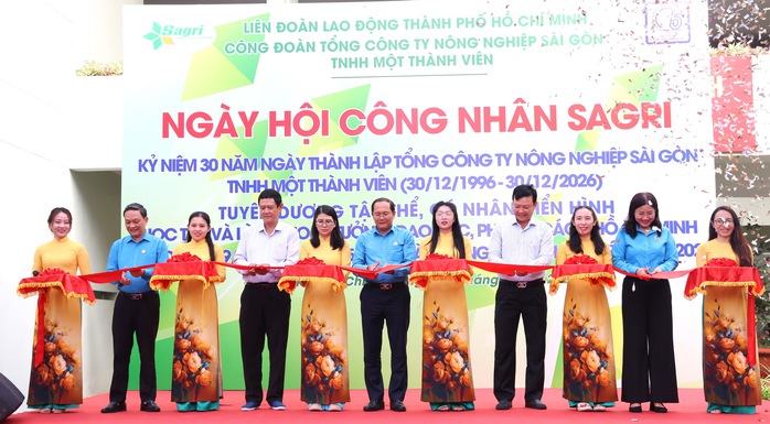  Trao quà, mở phiên chợ ưu đãi cho đoàn viên, người lao động - Ảnh 1.