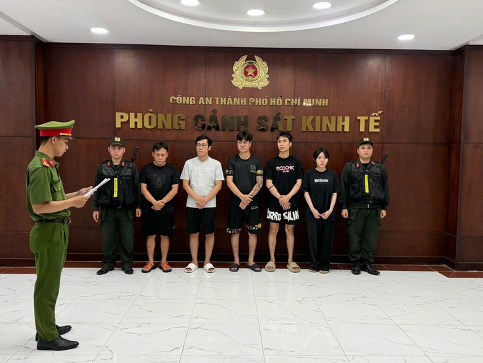 Công an TPHCM bắt 5 người trong vụ Buôn bán khí cười N2O trái phép - Ảnh 1. Công an TPHCM bắt 5 người trong vụ Buôn bán khí cười N2O trái phép - Ảnh 1.