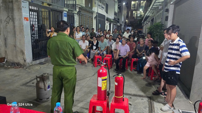 Phường An Nhơn huấn luyện kỹ năng PCCC và nhận diện tội phạm công nghệ cao cho người dân - Ảnh 2.