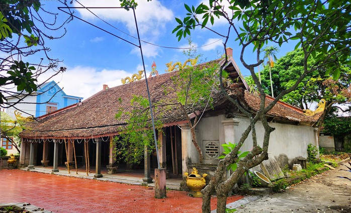 Tin mới vụ đ&igrave;nh cổ chờ sập, d&acirc;n l&agrave;ng d&ugrave;ng tre luồng chống đỡ - Ảnh 1.