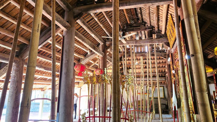 Tin mới vụ đ&igrave;nh cổ chờ sập, d&acirc;n l&agrave;ng d&ugrave;ng tre luồng chống đỡ - Ảnh 2.