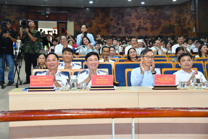 Đội thi của tỉnh Cà Mau đoạt giải nhất cuộc thi "Em yêu biển, đảo quê hương" - Ảnh 2.