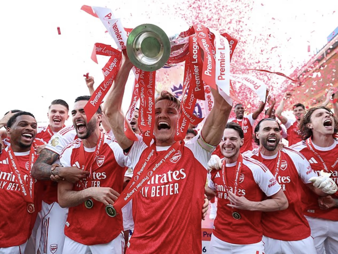 Arsenal n&acirc;ng c&uacute;p v&ocirc; địch Premier League sau 22 năm chờ đợi - Ảnh 5.