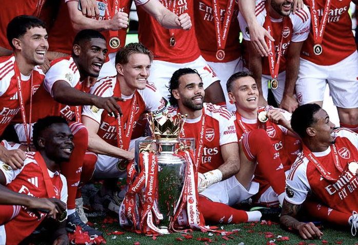 Arsenal n&acirc;ng c&uacute;p v&ocirc; địch Premier League sau 22 năm chờ đợi - Ảnh 10.