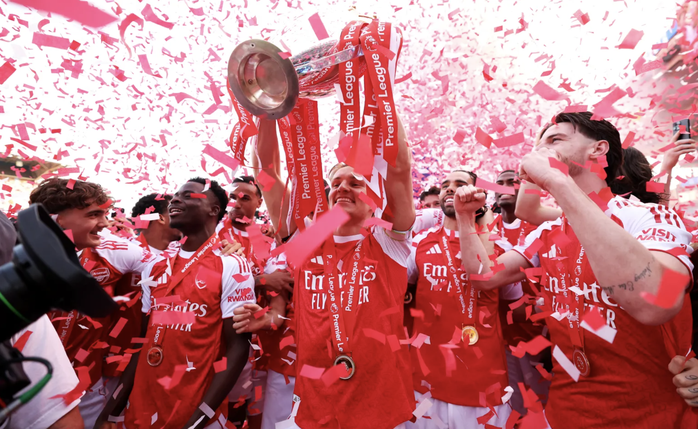 Arsenal n&acirc;ng c&uacute;p v&ocirc; địch Premier League sau 22 năm chờ đợi - Ảnh 6.