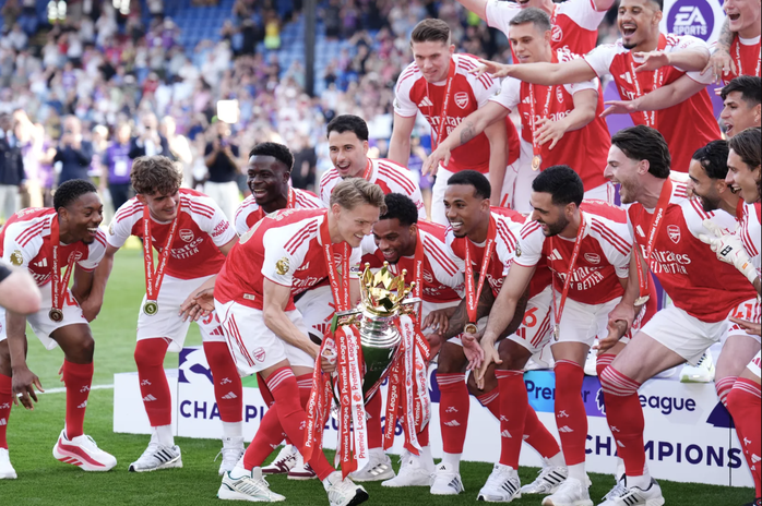Arsenal n&acirc;ng c&uacute;p v&ocirc; địch Premier League sau 22 năm chờ đợi - Ảnh 4.