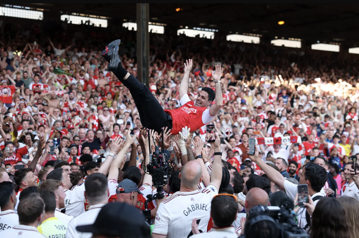 Arsenal n&acirc;ng c&uacute;p v&ocirc; địch Premier League sau 22 năm chờ đợi - Ảnh 3.