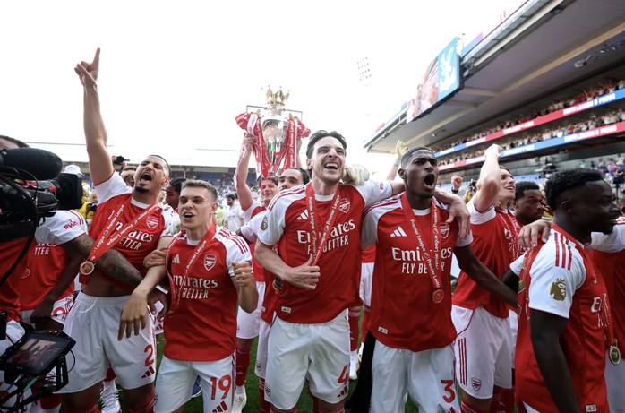 Arsenal n&acirc;ng c&uacute;p v&ocirc; địch Premier League sau 22 năm chờ đợi - Ảnh 8.
