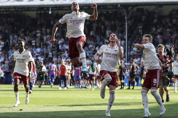 Arsenal n&acirc;ng c&uacute;p v&ocirc; địch Premier League sau 22 năm chờ đợi - Ảnh 1.