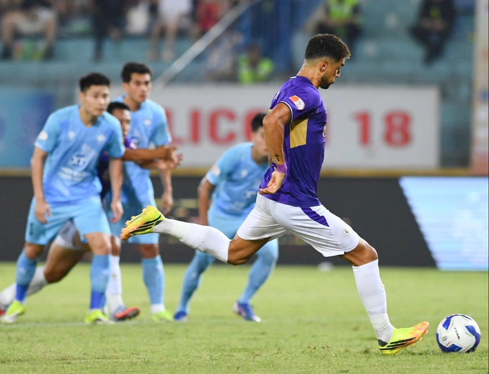 Hoàng Hên ghi bàn và kiến tạo giúp Hà Nội FC trở lại Top 3 V-League - Ảnh 1.