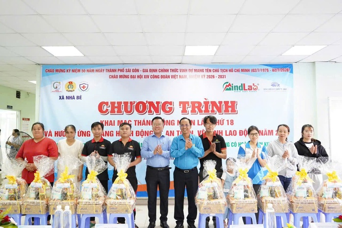 Th&aacute;ng C&ocirc;ng nh&acirc;n diễn ra s&ocirc;i nổi tại khắp phường, x&atilde; ở TPHCM - Ảnh 4.