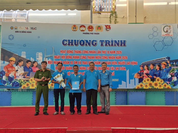 Th&aacute;ng C&ocirc;ng nh&acirc;n diễn ra s&ocirc;i nổi tại khắp phường, x&atilde; ở TPHCM - Ảnh 8.