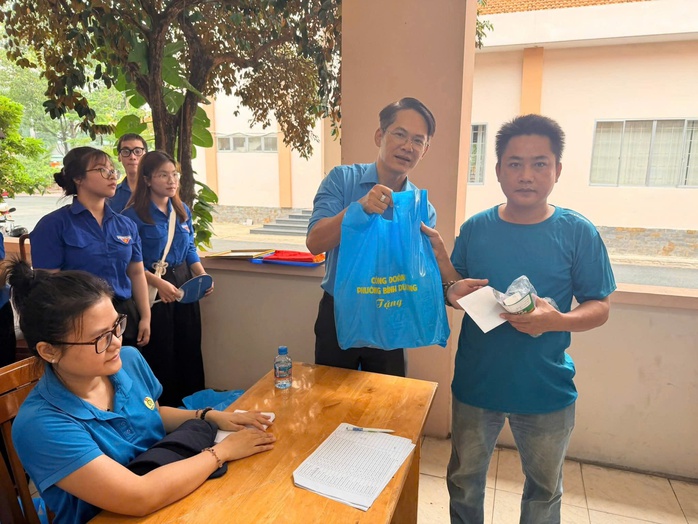 Th&aacute;ng C&ocirc;ng nh&acirc;n diễn ra s&ocirc;i nổi tại khắp phường, x&atilde; ở TPHCM - Ảnh 2.