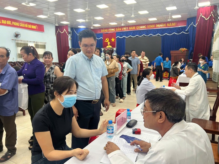 Th&aacute;ng C&ocirc;ng nh&acirc;n diễn ra s&ocirc;i nổi tại khắp phường, x&atilde; ở TPHCM - Ảnh 1.