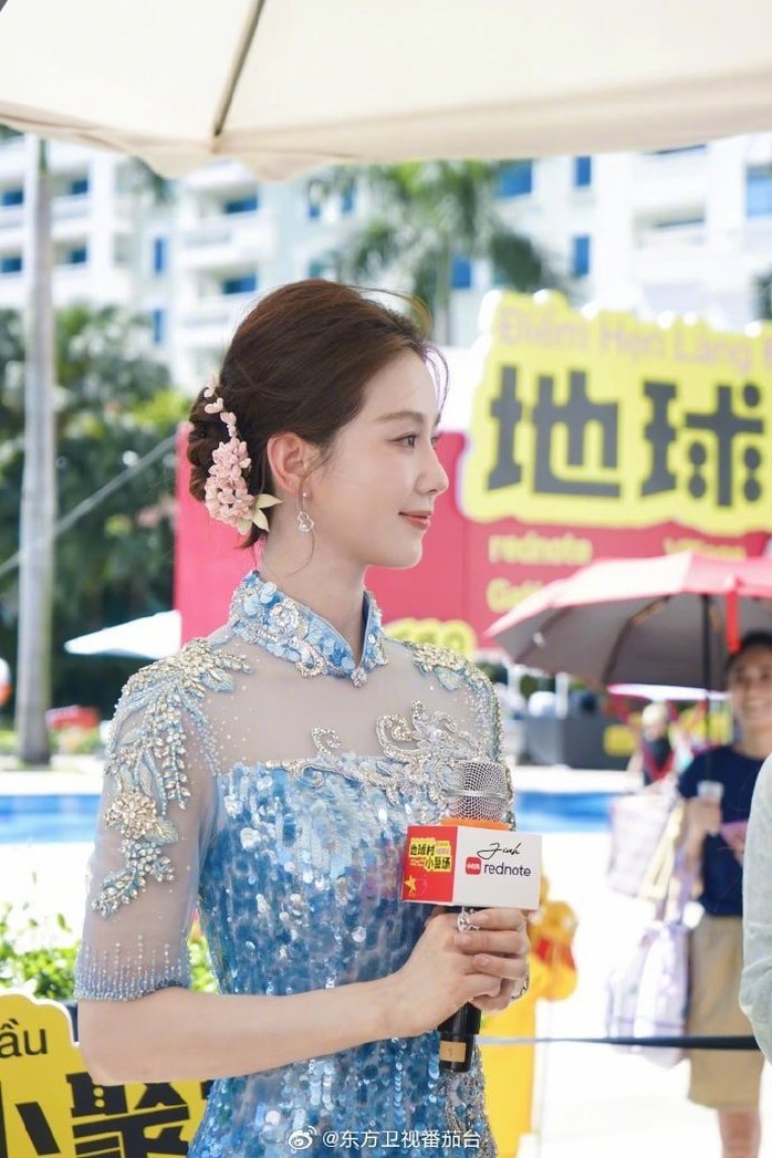 Mỹ nh&acirc;n Lưu Thi Thi đẹp lung linh tr&ecirc;n phố H&agrave; Nội - Ảnh 1.