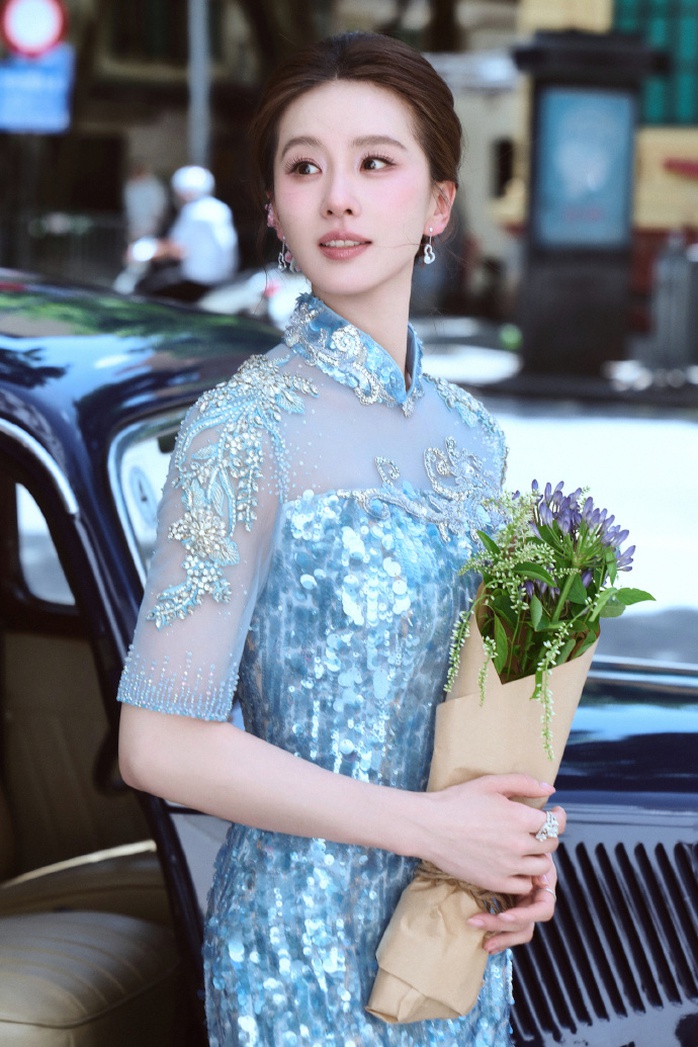 Mỹ nh&acirc;n Lưu Thi Thi đẹp lung linh tr&ecirc;n phố H&agrave; Nội - Ảnh 4.