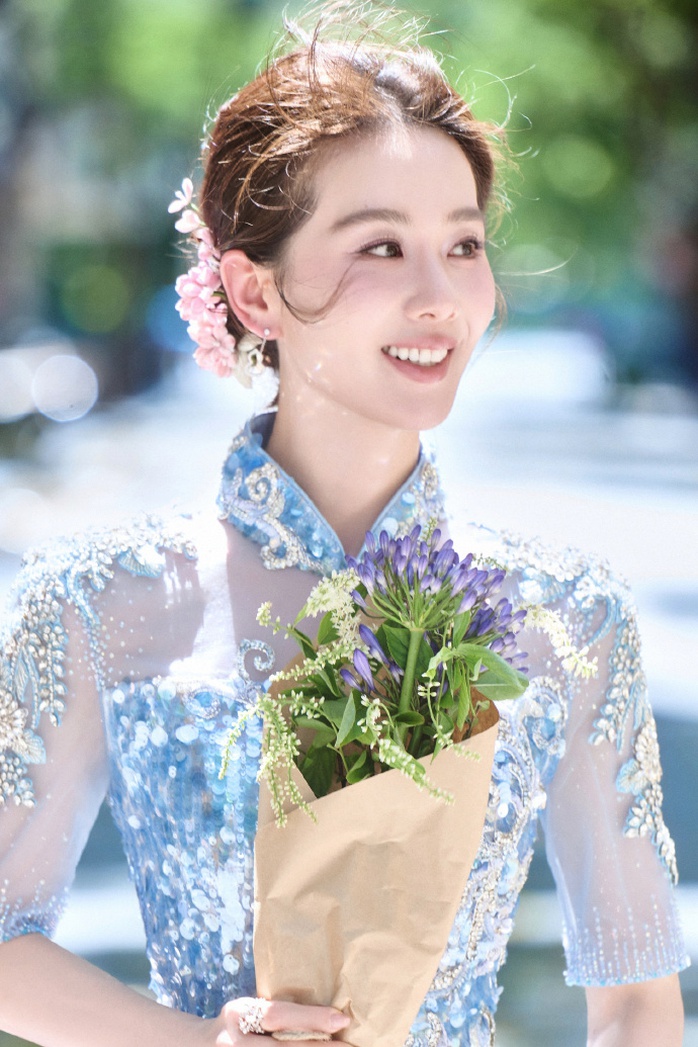 Mỹ nh&acirc;n Lưu Thi Thi đẹp lung linh tr&ecirc;n phố H&agrave; Nội - Ảnh 9.