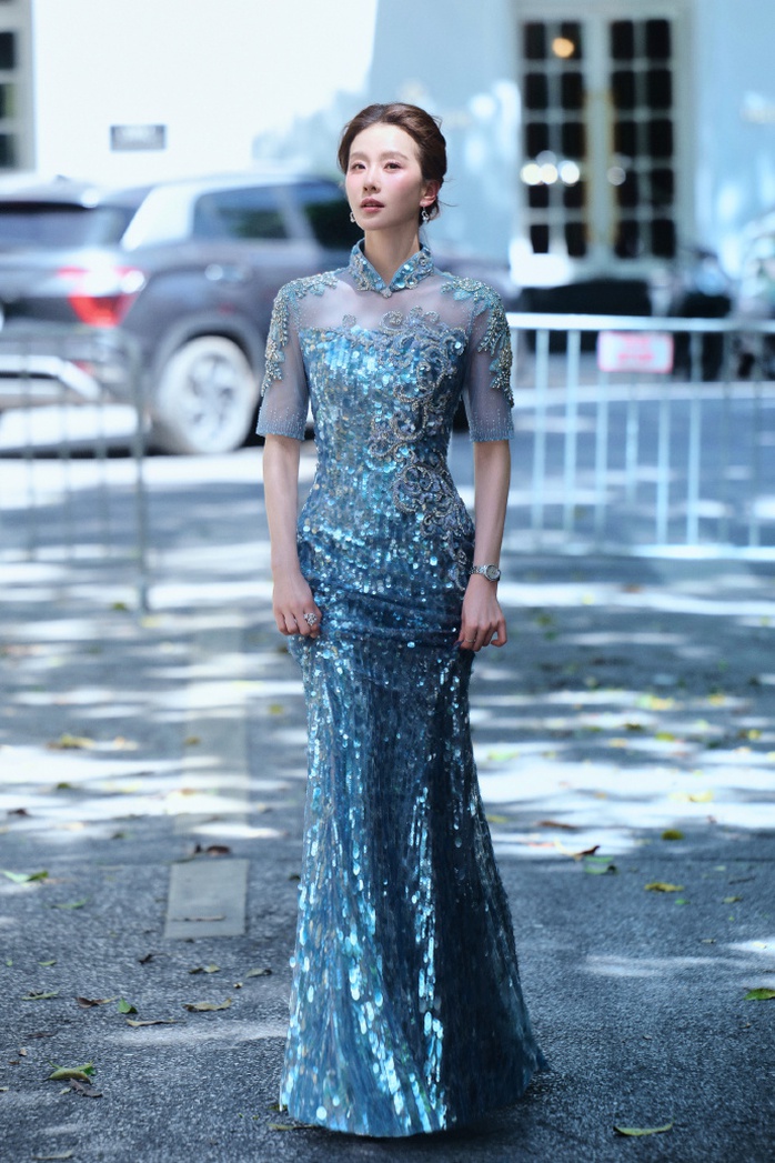 Mỹ nh&acirc;n Lưu Thi Thi đẹp lung linh tr&ecirc;n phố H&agrave; Nội - Ảnh 12.