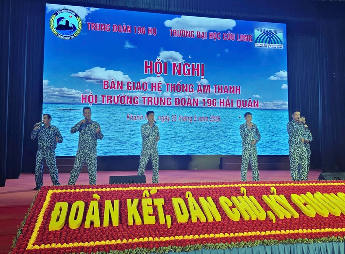 Món quà ý nghĩa của Trường Đại học Cửu Long dành cho Trung đoàn 196 Hải quân - Ảnh 1.