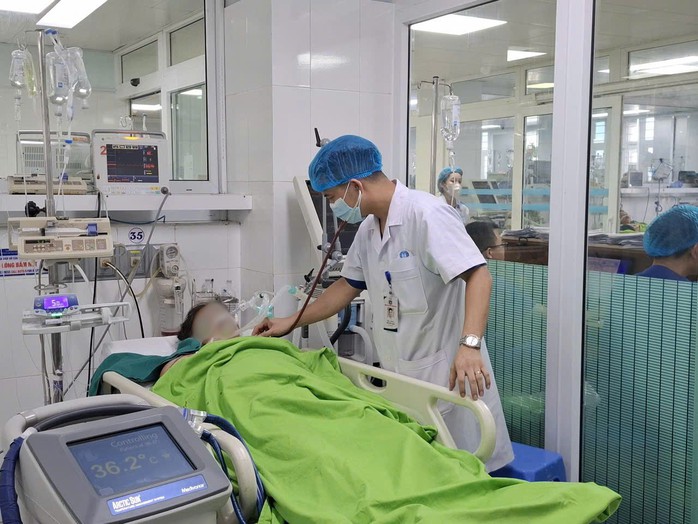 Hai người đàn ông nhập viện vì sốc nhiệt giữa đợt nắng nóng gay gắt - Ảnh 1.