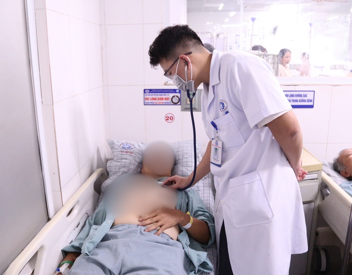 Hai người đàn ông nhập viện vì sốc nhiệt giữa đợt nắng nóng gay gắt - Ảnh 2.
