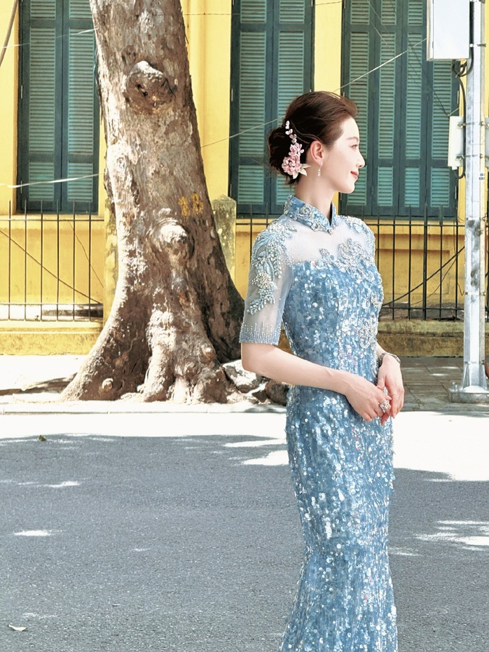 Mỹ nh&acirc;n Lưu Thi Thi đẹp lung linh tr&ecirc;n phố H&agrave; Nội - Ảnh 13.