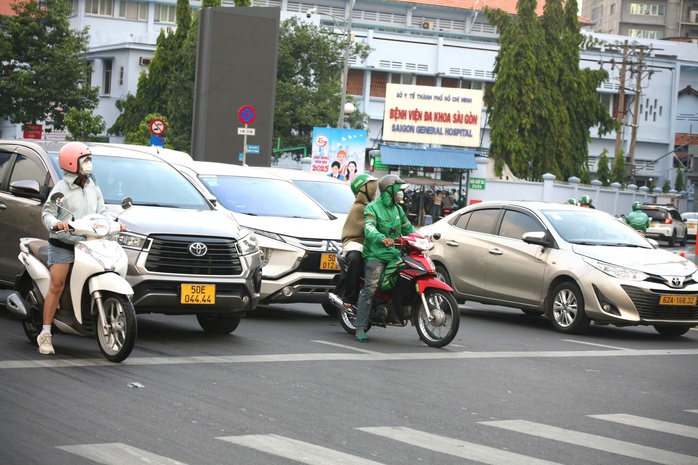  TPHCM và Nam Bộ nắng nóng diện rộng - Ảnh 1.