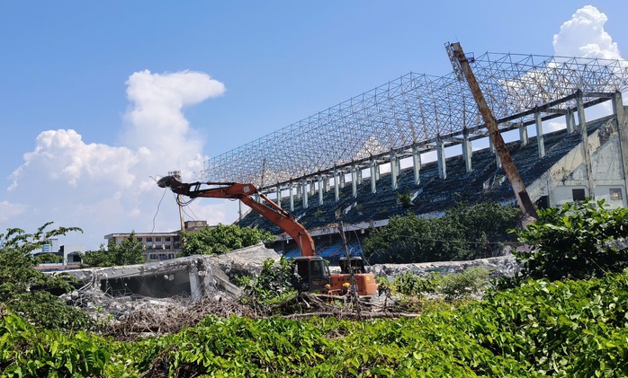 Đà Nẵng tháo dỡ sân vận động Chi Lăng để chuẩn bị đấu giá tài sản - Ảnh 1. Đà Nẵng tháo dỡ sân vận động Chi Lăng để chuẩn bị đấu giá tài sản - Ảnh 1.