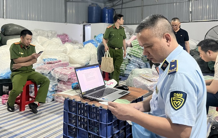 Khởi tố vụ án sản xuất băng vệ sinh giả tại Hưng Yên quy mô lớn năm 2026 - Ảnh 1.
